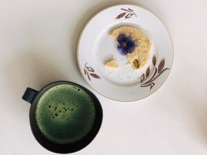 Matcha te och kaka med blomma